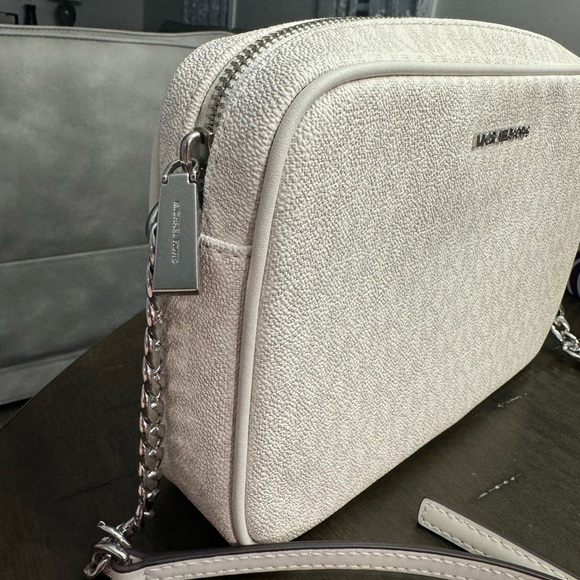 Michael Kors white and silver jet set crossbody - Picture 2 of 3
